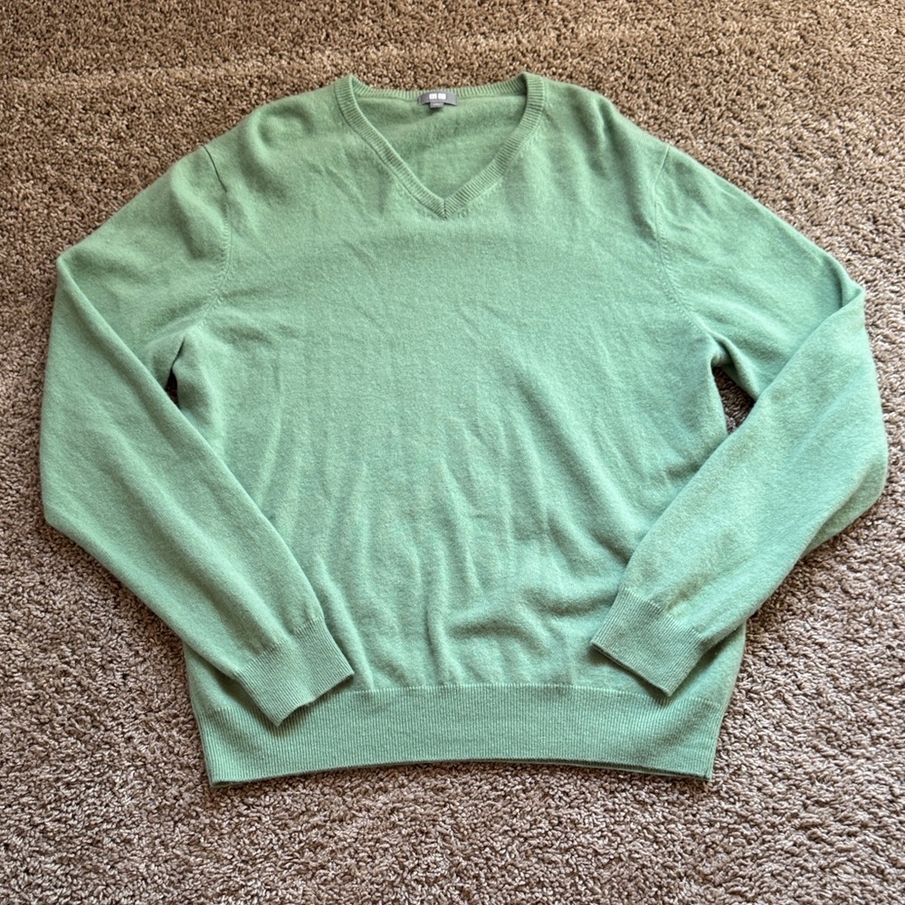 Uniqlo Sea foam Green 100% Cashmere v neck heritage long sleeve sweater